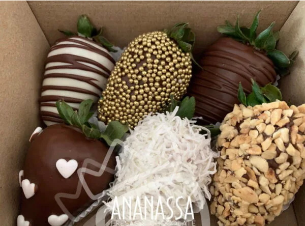 Caja de 6 fresas con chocolate dorado, coco y maní