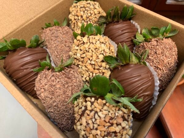 Caja de 9 fresas con chocolate. Maní y chocolate rayado