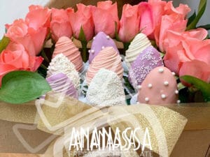 Fresas con chocolate color pastel con rosas