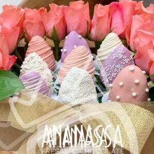 Fresas con chocolate color pastel con rosas