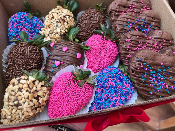 Fresas con chocolate y brownies bogotá