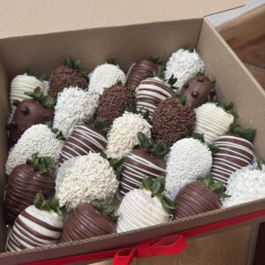 Fresas con chocolate negro y blanco