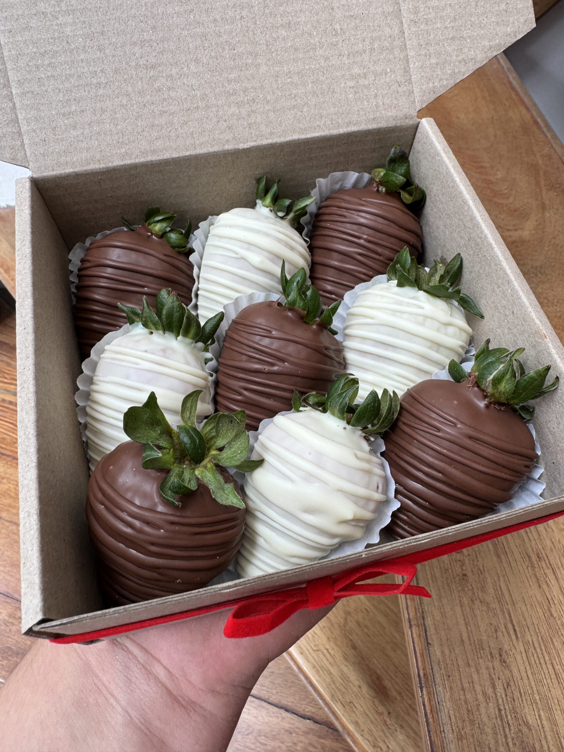 Fresas con chocolate blanco y negro