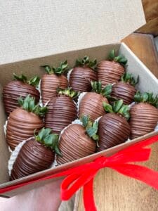 Fresas con chocolate oscuro y de leche